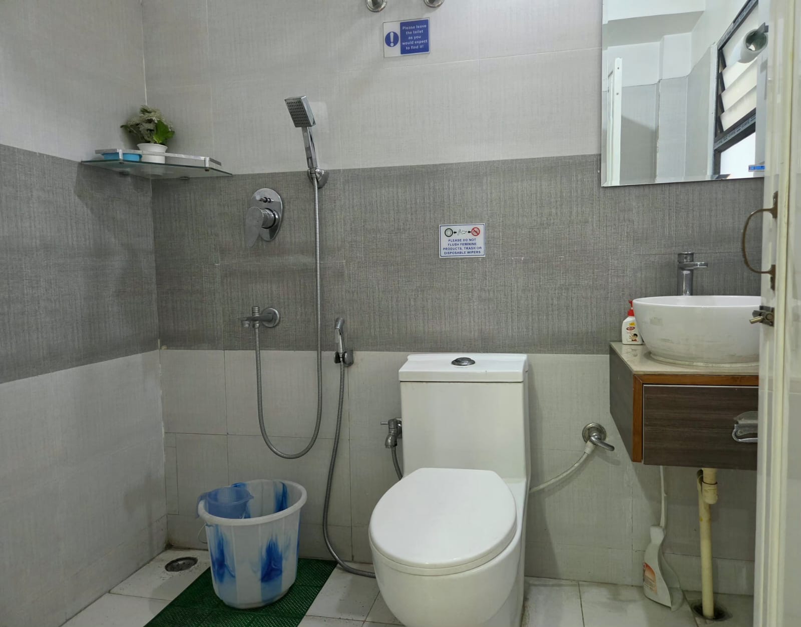En-suite bathroom with private en-suite bathroom