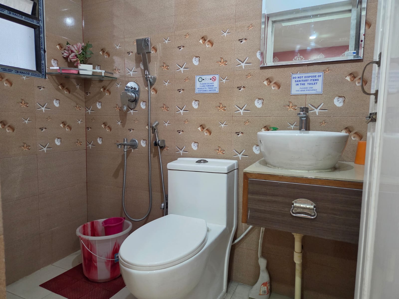 En-suite bathroom with private en-suite bathroom